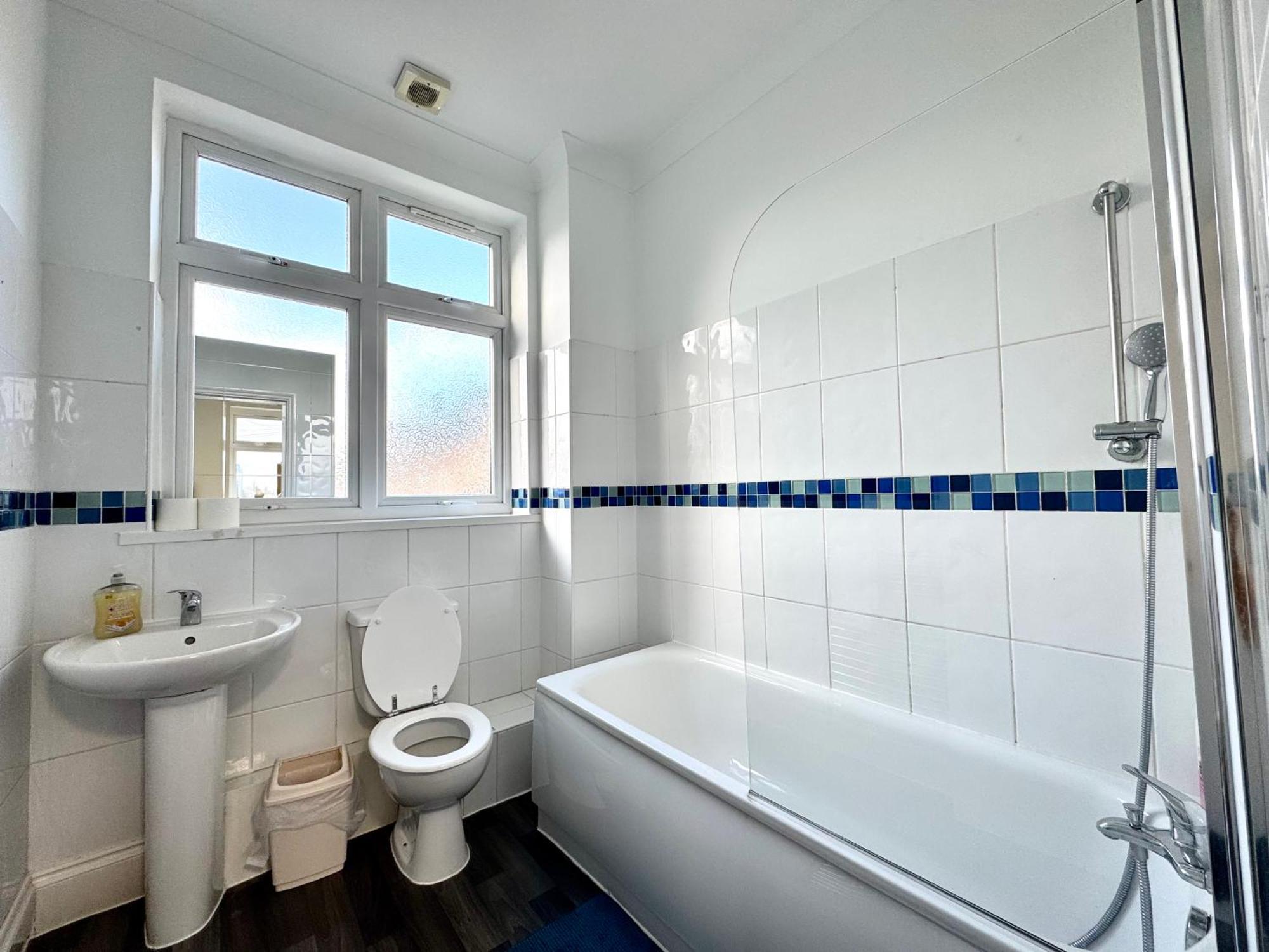 London 3 Bedrooms 3 Bathrooms Spacious House, Reception, Kitchen, Garden, Parking Esterno foto